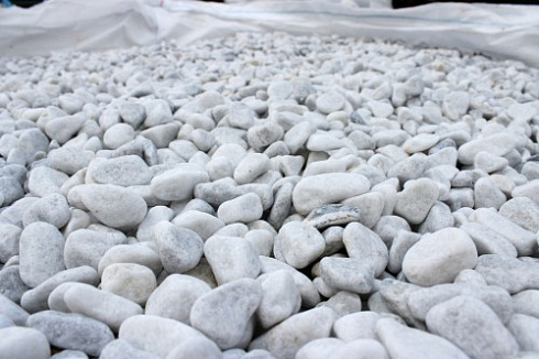 Kamenclub.ru: Мраморная крошка (щебень галтованный белый) фр.10-20 мм.  купить в Истре мрамор белый, молочный, айвори окатанный округлый декоративный ландшафтный щебень 17000 руб/т   фото КАМЕНЬ КЛУБ