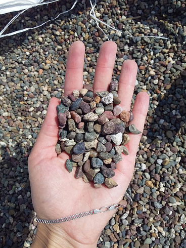 Kamenclub.ru: Галька речная окат цветная фр.5-10 мм. купить  в Истре галька речная белый, серый, красноватый, синий, темно-серый речная окатанная галька декоративная 6800 руб/т   фото КАМЕНЬ КЛУБ