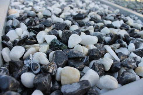 Kamenclub.ru: Мраморная крошка (щебень галтованный микс:белый-черный) фр.10-20 мм.  купить в Истре мрамор белый, черный окатанные округлые декоративные ландшафтные камни щебня 15500 руб/т   фото КАМЕНЬ КЛУБ