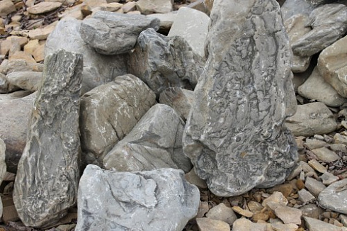 Kamenclub.ru: Песчаник декоративный ландшафтный (фр. 300-500 мм)  купить в Истре песчаник желтый рыжий серый зеленый валун речной окатанный природный песчаника 4 500 руб/т   фото КАМЕНЬ КЛУБ