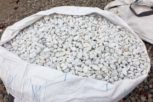 Kamenclub.ru: Мраморная крошка (щебень галтованный белый), фр.20-40 мм.  купить в Истре мрамор белый бежевый молочный мраморный щебень декоративный 17000 руб/т   фото КАМЕНЬ КЛУБ