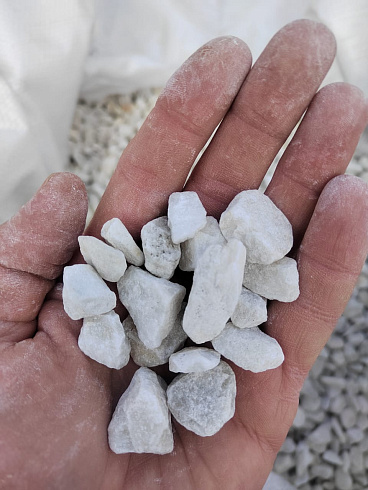 Kamenclub.ru: Мраморная крошка, щебень, цвет-белый, фр. 10-20 мм.  купить в Истре мрамор белый, молочный айвори каменная ландшафтная декоративная крошка шебня 12000 руб/т   фото КАМЕНЬ КЛУБ