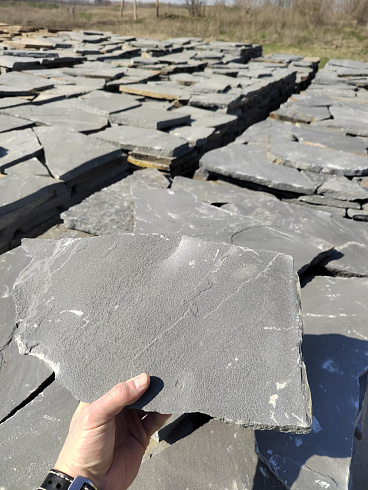 Kamenclub.ru: Песчаник пластушка светло-серый (2,0 см)  купить в Истре плитняк- ластушка светло-серый, серый рваный ландшафтный плитняк колотый 13800 руб/м3   фото КАМЕНЬ КЛУБ