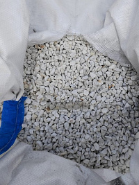 Kamenclub.ru: Мраморная крошка, щебень, цвет-белый, фр. 10-20 мм.  купить в Истре мрамор белый, молочный айвори каменная ландшафтная декоративная крошка шебня 12000 руб/т   фото КАМЕНЬ КЛУБ