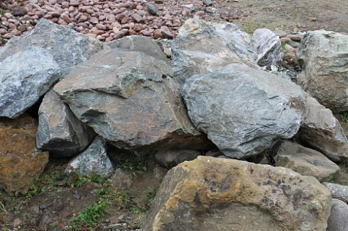 Kamenclub.ru: Змеевик скальник фр. 500-1500 мм.  купить в Истре змеевик зеленый серый черный глыба скальная колотая 7500 руб/т   фото КАМЕНЬ КЛУБ