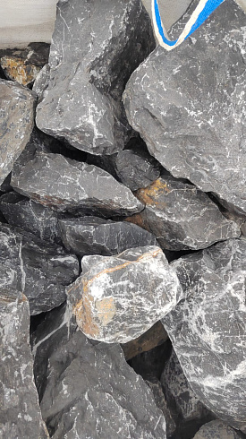 Kamenclub.ru: Черный мрамор скальник фр. 100-500 мм.  купить в Истре мрамор черный белый серый крупный колотый валун ландшафтный 8500 руб/т   фото КАМЕНЬ КЛУБ