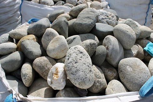 Kamenclub.ru: Речной валун (Ассорти) фр.100-300 мм.  купить в Истре галечник серый, темно-серый, светло-серый речная галька крупных размеров 4200 руб/т   фото КАМЕНЬ КЛУБ