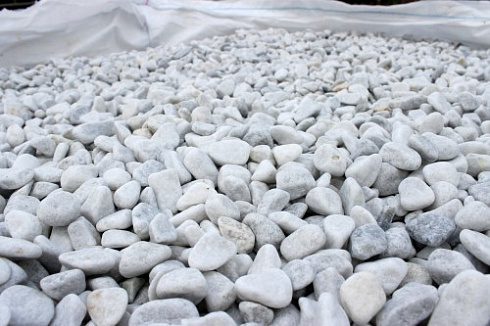 Kamenclub.ru: Мраморная крошка (щебень галтованный белый) фр.10-20 мм.  купить в Истре мрамор белый, молочный, айвори окатанный округлый декоративный ландшафтный щебень 17000 руб/т   фото КАМЕНЬ КЛУБ