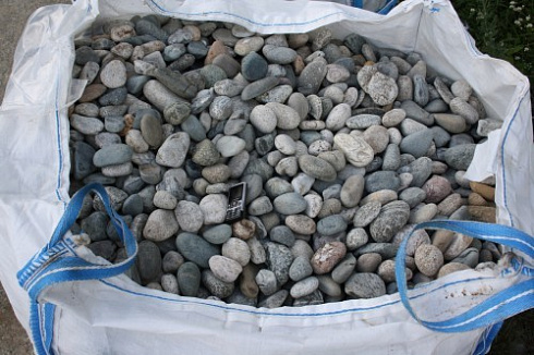 Kamenclub.ru: Галька речная окат (ассорти) фр. 50-100 мм. купить  в Истре галька природная округлая серая белая черная серая коричневая синяя галька речная окатанная округлая 6200 руб/т   фото КАМЕНЬ КЛУБ