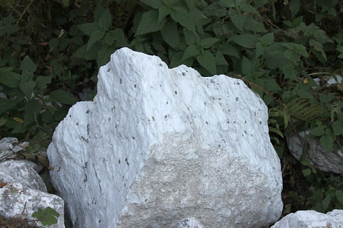 Kamenclub.ru: Мраморизированный известняк фр.500-1500 мм.  купить в Истре    10000 руб/т   фото КАМЕНЬ КЛУБ