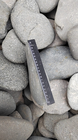 Kamenclub.ru: Галька речная плоская (темно-серая) фр. 70-150 мм. купить  в Истре галечник природный темно-серый серый синий речная плоская природная окатанная  9000 руб/т   фото КАМЕНЬ КЛУБ