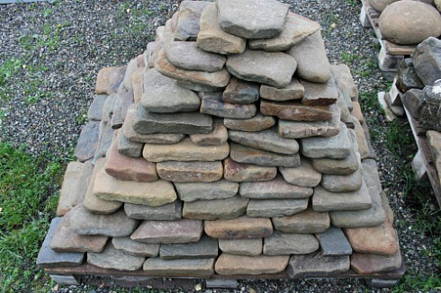 Kamenclub.ru: Песчаник галтованный для облицовки (фр. 2-5 см)  купить в Истре песчник рыжий желтый серый песчаник окатанный речной 6 000 руб/т   фото КАМЕНЬ КЛУБ