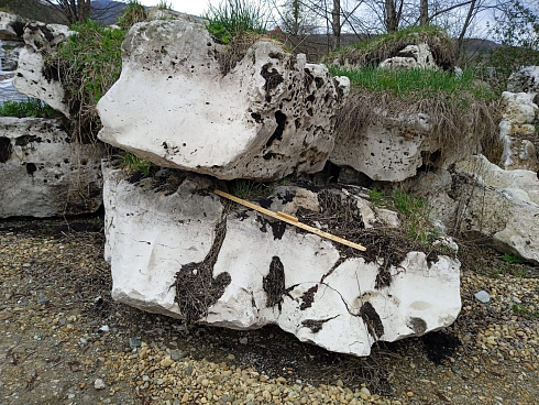 Kamenclub.ru: Выветренный известняк (степной) фр. 500-1500 мм.  купить в Истре    10000 руб/т   фото КАМЕНЬ КЛУБ