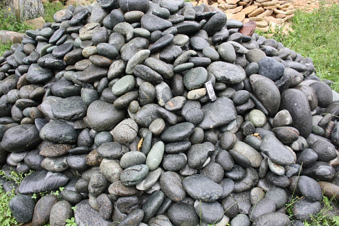 Kamenclub.ru: Темно-серый валунчик фр.100-300 мм.  купить в Истре крупный природный камень серый, темно-серый, светло-серый речная галька большого размера окатанная 4500 руб/т   фото КАМЕНЬ КЛУБ