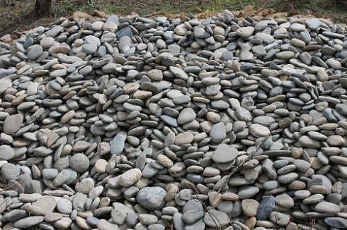 Kamenclub.ru: Галька речная плоская (ассорти) фр. 100-200-300 мм купить  в Истре галька галечник природный серый, белый темно-серый синий рыжий светло-серый природная галька плоская крупная 8000 руб/т   фото КАМЕНЬ КЛУБ