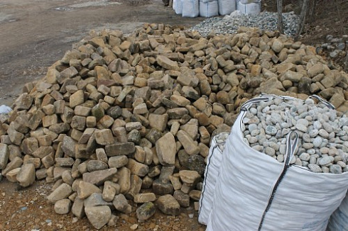 Kamenclub.ru: Песчаник для строительства и кладки блочный (фр 100-200 мм)  купить в Истре песчаник бежевый серый рыжий валун мелкий для строительства песчаник 6500 руб/т   фото КАМЕНЬ КЛУБ