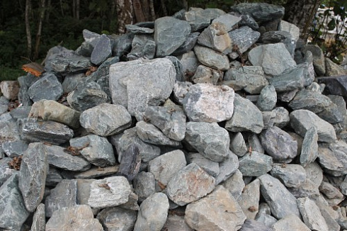 Kamenclub.ru: Гранит скальник (серо-зеленый) фр. 100-500 мм.  купить в Истре гранит зеленый, серый, салатовый крупный ландшафтный валун 6 000 руб/т   фото КАМЕНЬ КЛУБ