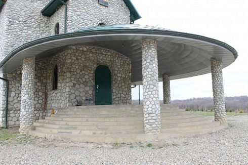 Kamenclub.ru: Галька речная плоская (бело-серая) фр. 100-200-300 мм. купить  в Истре галька речная плоская серый, белый, бело-серый, серо-белый речная галька плоская  9000 руб/т   фото КАМЕНЬ КЛУБ