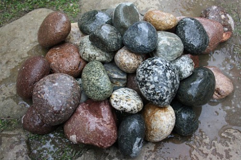 Kamenclub.ru: Галька окат (цветная картошка) фр. 50-100 мм. купить  в Истре галька природная окатанная серый белый цветной синий темно-серый коричневый округлый галечник окатанный 6800 руб/т   фото КАМЕНЬ КЛУБ