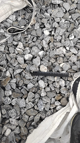 Kamenclub.ru: Щебень галтованный черный (мрамор) фр.40-70 мм.  купить в Истре мрамор черный с белыми прожилками, черный, белый щебень галтованный округлый 13500 руб/т   фото КАМЕНЬ КЛУБ