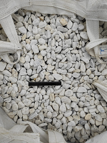 Kamenclub.ru: Мраморная крошка (щебень галтованный белый) фр.40-70 мм.  купить в Истре мрамор белый молочный айвори окатанный округлый природный камень 17000 руб/т   фото КАМЕНЬ КЛУБ