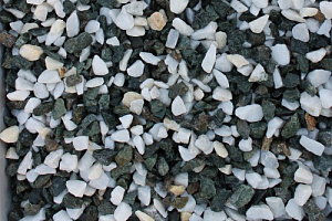 Kamenclub.ru: Мраморная крошка (щебень крошка микс: белый-зеленый) фр. 10-20 мм.  купить в Истре мрамор белый, зеленый каменная ландшафтная декоративная крошка щебня 9500 руб/т   фото КАМЕНЬ КЛУБ