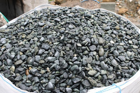 Kamenclub.ru: Щебень галтованный зеленый (змеевик) фр. 20-40 мм.  купить в Истре мрамор зеленый, салатовый оголтованный щебень мраморный 12500 руб/т   фото КАМЕНЬ КЛУБ