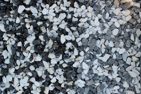 Kamenclub.ru: Мраморная крошка (щебень крошка микс : черный-белый) фр. 10-20 мм.  купить в Истре мрамор белый, черный каменная декоративная крошка ландшафтная 12000 руб/т   фото КАМЕНЬ КЛУБ