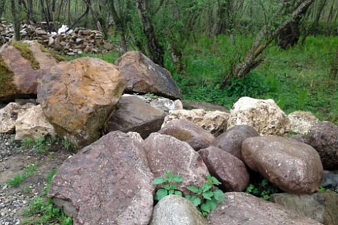 Kamenclub.ru: Конгломераты фр. 300-1000 мм.  купить в Истре кварц мрамор диабаз коричневый, серый зеленоватый речной валун крупный 6500 руб/т   фото КАМЕНЬ КЛУБ