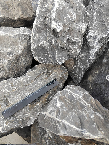 Kamenclub.ru: Черный мрамор скальник фр. 100-500 мм.  купить в Истре мрамор черный белый серый крупный колотый валун ландшафтный 8500 руб/т   фото КАМЕНЬ КЛУБ