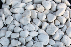 Kamenclub.ru: Щебень галтованный белый (мрамор) фр.5-10 мм.  купить в Истре мрамор белый, айвори, молочный каменная мраморная декоративная ландшафтная крошка 17000 руб/т   фото КАМЕНЬ КЛУБ