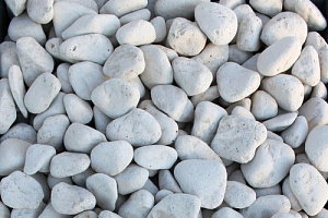 Kamenclub.ru: Щебень галтованный белый (мрамор) фр.5-10 мм.  купить в Истре мрамор белый, айвори, молочный каменная мраморная декоративная ландшафтная крошка 17000 руб/т   фото КАМЕНЬ КЛУБ