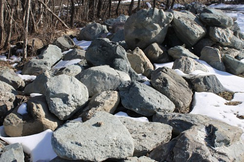 Kamenclub.ru: Гранит скальник (серо-зеленый) фр. 500-1500 мм.  купить в Истре гранит мрамор  серый зеленый темно-серый глыба скальная колотая ландшафтная 7 500 руб/т   фото КАМЕНЬ КЛУБ