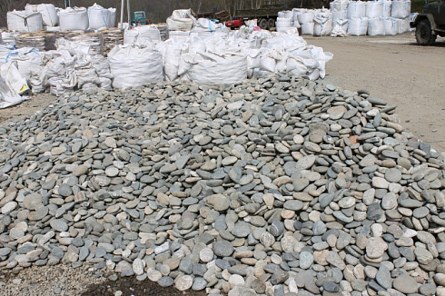 Kamenclub.ru: Галька речная плоская (серо-белая) фр. 70-120 мм. купить  в Истре галька галечник речной серый, белый окатанная плоская  природная галька 9000 руб/т   фото КАМЕНЬ КЛУБ