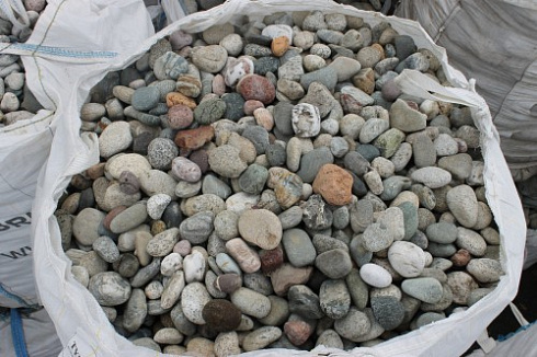 Kamenclub.ru: Галька окат (цветная картошка) фр. 50-100 мм. купить  в Истре галька природная окатанная серый белый цветной синий темно-серый коричневый округлый галечник окатанный 6800 руб/т   фото КАМЕНЬ КЛУБ