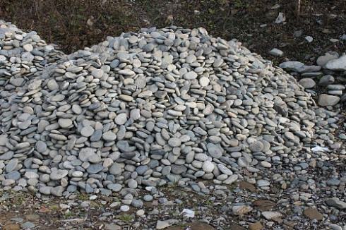 Kamenclub.ru: Галька речная плоская (ассорти) фр. 70-150 мм. купить  в Истре галька галечник серый белый темно-серый синий светло-серый плоская природная галька  9000 руб/т   фото КАМЕНЬ КЛУБ