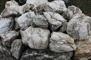 Kamenclub.ru: Мраморизированный известняк фр. 100-500 мм.  купить в Истре известняк серый белый темно-серый сероватый валун природного образования окатанный 10500 руб/т   фото КАМЕНЬ КЛУБ