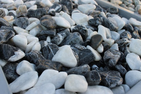 Kamenclub.ru: Мраморная крошка (щебень галтованный микс:: белый-черный) фр.20-40 мм  купить в Истре мрамор белый, черный мраморный галтованный щебень 15500 руб/т   фото КАМЕНЬ КЛУБ