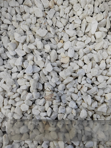 Kamenclub.ru: Мраморная крошка, щебень, цвет-белый, фр. 5-10 мм.  купить в Истре мрамор белый, айвори, молочный мраморная каменная крошка ландшафтная 12000 руб/т   фото КАМЕНЬ КЛУБ