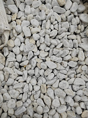 Kamenclub.ru: Мраморная крошка (щебень галтованный белый) фр.40-70 мм.  купить в Истре мрамор белый молочный айвори окатанный округлый природный камень 17000 руб/т   фото КАМЕНЬ КЛУБ