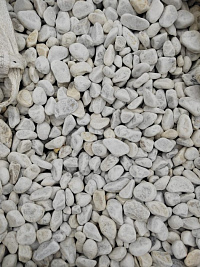 Kamenclub.ru: Мраморная крошка (щебень галтованный белый) фр.40-70 мм.  купить в Истре мрамор белый молочный айвори окатанный округлый природный камень 17000 руб/т   фото КАМЕНЬ КЛУБ