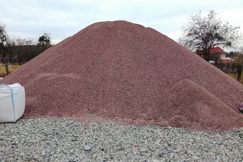 Kamenclub.ru: Мраморная крошка (щебень крошка розовый) фр. 5-10 мм.  купить в Истре мрамор розовый, красный щебень колотый ландшафтный декоративный  11000 руб/т   фото КАМЕНЬ КЛУБ