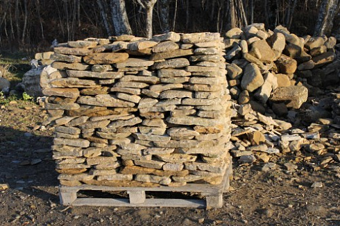 Kamenclub.ru: Песчаник колотый для облицовки (фр. 2-3 см)  купить в Истре песчаник бежевый серый рыжий песчаник строительный 5000 руб/т   фото КАМЕНЬ КЛУБ