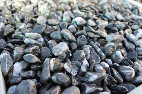 Kamenclub.ru: Щебень галтованный черный (мрамор) фр.10-20 мм.  купить в Истре мрамор черный с белыми прожилками, черный, белый окатанный округлый ландшафтный декоративный щебень 15000 руб/т   фото КАМЕНЬ КЛУБ
