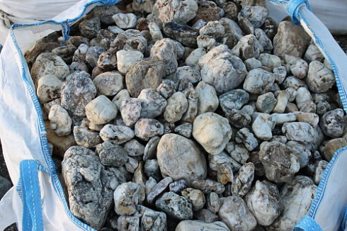 Kamenclub.ru: Кварцевый валунчик фр.100-300 мм.  купить в Истре кварц белый, бежевый молочный рыжий крупный природный камень галечник 7850 руб/т   фото КАМЕНЬ КЛУБ