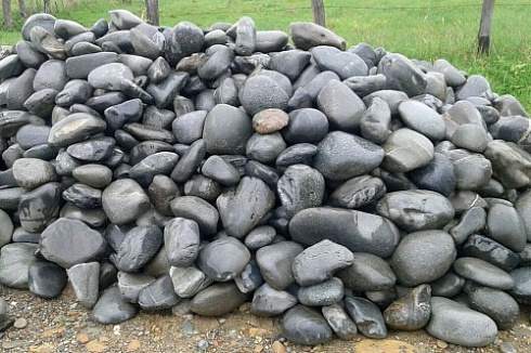 Kamenclub.ru: Темно-серый валунчик фр.100-300 мм.  купить в Истре крупный природный камень серый, темно-серый, светло-серый речная галька большого размера окатанная 4500 руб/т   фото КАМЕНЬ КЛУБ