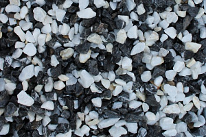 Kamenclub.ru: Мраморная крошка (щебень крошка микс : черный-белый) фр. 10-20 мм.  купить в Истре мрамор белый, черный каменная декоративная крошка ландшафтная 12000 руб/т   фото КАМЕНЬ КЛУБ