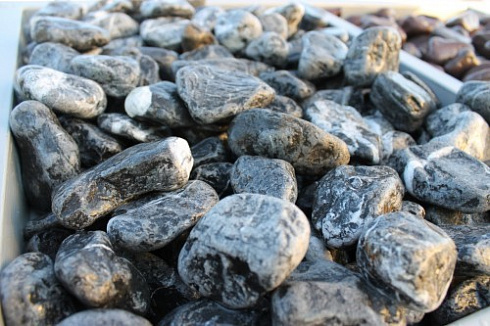 Kamenclub.ru: Щебень галтованный черный (мрамор) фр. 50-100 мм.  купить в Истре мрамор черный с белыми прожилками щебень ландшафтный мраморный 15000 руб/т   фото КАМЕНЬ КЛУБ