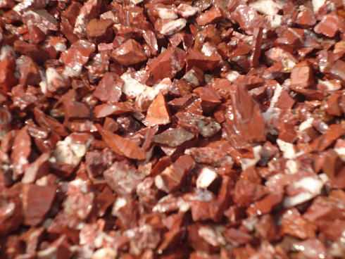 Kamenclub.ru: Щебень крошка красный (ЯШМА) фр. 10-20 мм.  купить в Истре яшма красный, бордовый, оранжевый, рыжий декоративный каменный ландшафтный щебень колотый 9000 руб/т   фото КАМЕНЬ КЛУБ