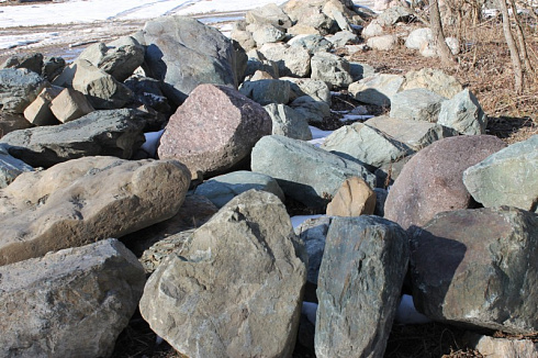 Kamenclub.ru: Гранит скальник (серо-зеленый) фр. 500-1500 мм.  купить в Истре гранит мрамор  серый зеленый темно-серый глыба скальная колотая ландшафтная 7 500 руб/т   фото КАМЕНЬ КЛУБ